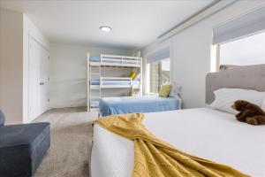 Un dormitorio con una cama con un osito de peluche. en Teewinot Townhome, en Victor