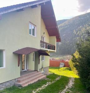 a house with a porch and a balcony at Green House in Gura Rîului