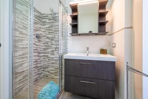 ein Bad mit einem Waschbecken und einer Dusche in der Unterkunft La casina della Pia in Viareggio