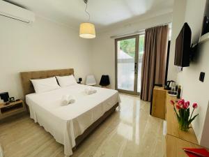 Postel nebo postele na pokoji v ubytování XENIOS SUITES