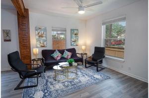 Posezení v ubytování Charming 4BR2BA Only 5 mins Downtown Riverwalk