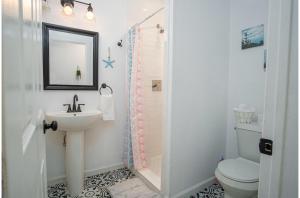 Koupelna v ubytování Charming 4BR2BA Only 5 mins Downtown Riverwalk