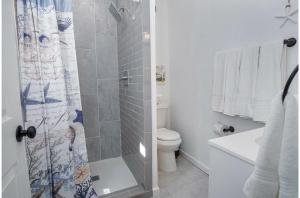 Koupelna v ubytování Charming 4BR2BA Only 5 mins Downtown Riverwalk