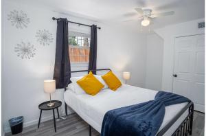 Postel nebo postele na pokoji v ubytování Charming 4BR2BA Only 5 mins Downtown Riverwalk