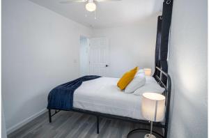 Postel nebo postele na pokoji v ubytování Charming 4BR2BA Only 5 mins Downtown Riverwalk
