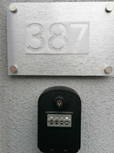 eine Uhr auf der Seite einer Wand mit der Nummer in der Unterkunft La Maison Heureuse in Châtelet