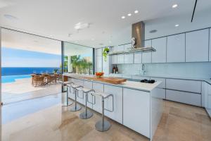 Kuchnia lub aneks kuchenny w obiekcie Blue Sky Mallorca Luxury Villa