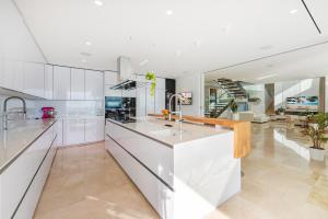 Kuchnia lub aneks kuchenny w obiekcie Blue Sky Mallorca Luxury Villa