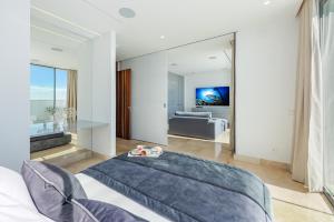 Telewizja i/lub zestaw kina domowego w obiekcie Blue Sky Mallorca Luxury Villa