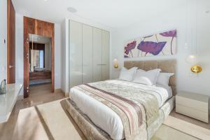Łóżko lub łóżka w pokoju w obiekcie Blue Sky Mallorca Luxury Villa