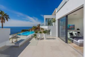 Basen w obiekcie Blue Sky Mallorca Luxury Villa lub w pobliżu