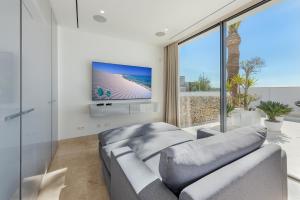 Telewizja i/lub zestaw kina domowego w obiekcie Blue Sky Mallorca Luxury Villa