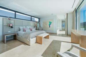 Łóżko lub łóżka w pokoju w obiekcie Blue Sky Mallorca Luxury Villa