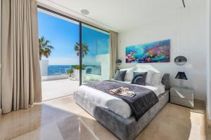 Łóżko lub łóżka w pokoju w obiekcie Blue Sky Mallorca Luxury Villa