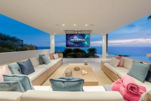 Telewizja i/lub zestaw kina domowego w obiekcie Blue Sky Mallorca Luxury Villa