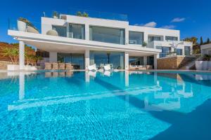 Basen w obiekcie Blue Sky Mallorca Luxury Villa lub w pobliżu