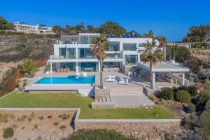 una vista aérea de una casa con piscina en Blue Sky Mallorca Luxury Villa en Andratx
