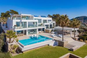 widok z lotu ptaka na dom z basenem w obiekcie Blue Sky Mallorca Luxury Villa w mieście Andratx