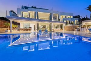 dom z basenem przed nim w obiekcie Blue Sky Mallorca Luxury Villa w mieście Andratx