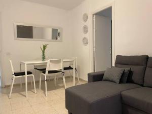 - un salon avec un canapé, une table et une chaise dans l'établissement Casa del mar, à San Fernando