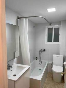 La salle de bains est pourvue d'une baignoire, de toilettes et d'un lavabo. dans l'établissement Casa del mar, à San Fernando
