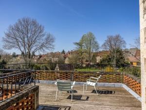 un grupo de sillas sentadas en un patio en Maison du Moulin, en Donzy 16 fotos más