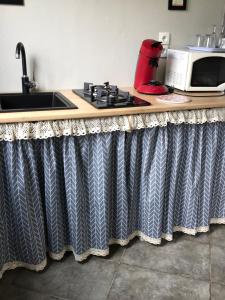 Malandryにあるau balcon du bonheurのキッチン(シンクとコンロ付きのカウンター付)