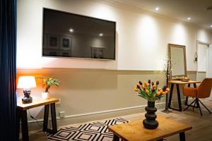 uma sala de estar com uma grande televisão de ecrã plano na parede em Stylish Apartment close to Beach & Town Centre em Prestatyn