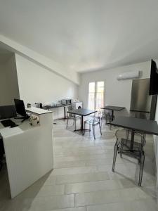 una oficina vacía con mesas y sillas en una habitación en Sweet Home en San Giuseppe Jato
