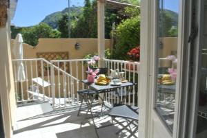 サンタニェッロにあるCrawford Homeの景色を望むバルコニー(テーブル、椅子付)