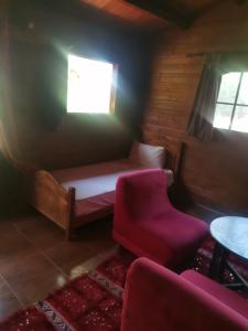 Zimmer mit Sofa, Tisch und Fenster in der Unterkunft Auberge Ramz's in Beni Mellal