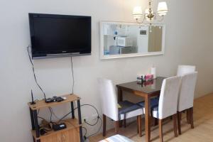 comedor con mesa y TV en la pared en Studio in Avida towers Cebu IT park, en Cebú