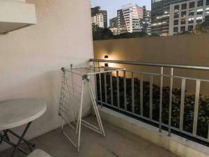 una mesa en el balcón de un edificio en Studio in Avida towers Cebu IT park, en Cebú
