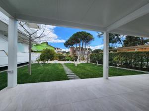 una vista de un patio desde el interior de una casa en Vila Anxhelo&Xhemi en Vlorë