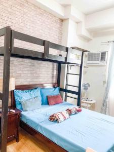 1 dormitorio con 1 litera con sábanas azules en Studio in Avida towers Cebu IT park, en Cebú 6 fotos más