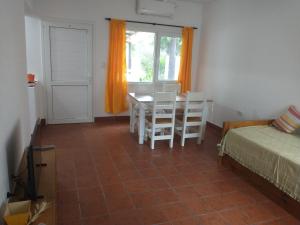 a room with a table and chairs and a window at Coneta, casa de Dios in San Fernando del Valle de Catamarca