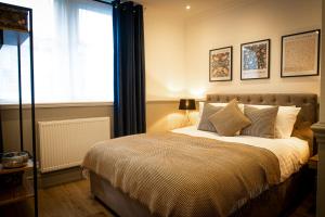 Un pat sau paturi într-o cameră la Stylish Apartment close to Beach & Town Centre