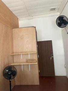 um quarto com uma porta e uma prateleira ao lado de uma porta em Puente Real Hostel em Libéria