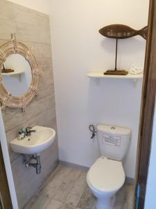 a bathroom with a toilet and a sink at Dom parterowy 80m2 - 300 METRÓW OD MORZA in Sianozety