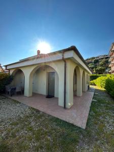 mały budynek z dachem i patio w obiekcie La casa di Mauro - Mare e ciclabile a pochi passi w mieście Riva Ligure