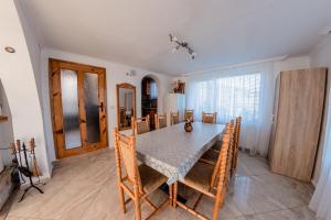 comedor con mesa y sillas en Lisets Villa, en Gorna Brestnitsa