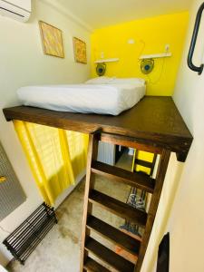 Uma cama ou camas num quarto em Crash Pad Adventure Hostel