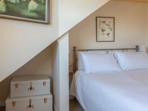 - une chambre avec un lit blanc et un escalier dans l'établissement Goody, à Kingsbridge