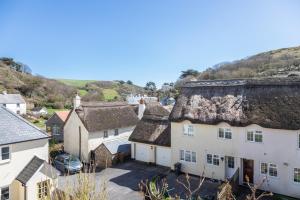 - une vue aérienne sur un village avec des maisons dans l'établissement Goody, à Kingsbridge