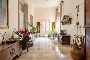 Italy Prestigious Guest House tesisinde lobi veya resepsiyon alanı