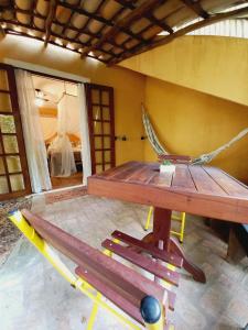 パウメイラスにあるRecanto Villa São Joãoの部屋にハンモックとテーブルと椅子がある