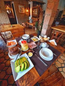 una mesa de madera con comida encima en Recanto Villa São João, en Palmeiras