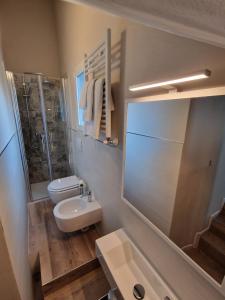 La salle de bains est pourvue d'un lavabo, de toilettes et d'une douche. dans l'établissement FLORA HOUSE, à La Spezia