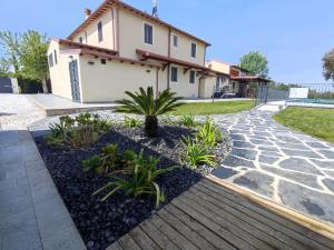 a house with plants in the front yard at VISTALAGO VERSILIA in Massarosa