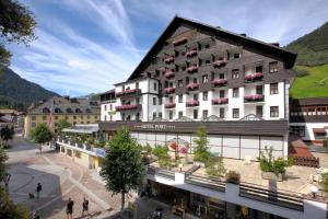 uma representação de um hotel nas montanhas em Hotel Post em Sankt Anton am Arlberg
